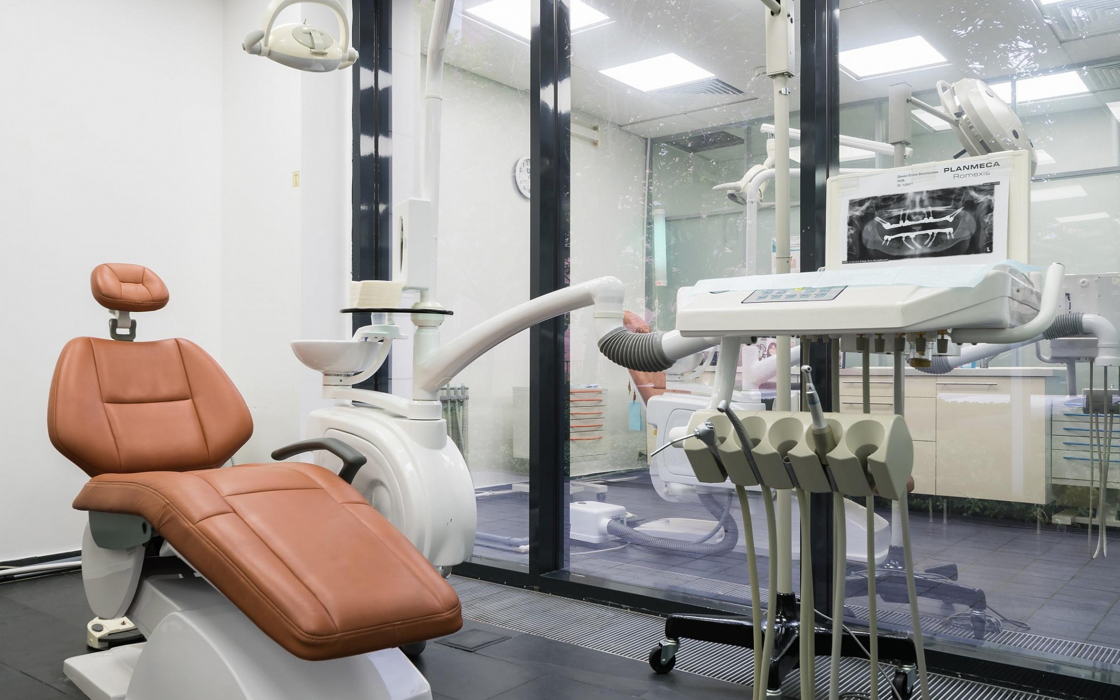 stomatologiya-smile-at-once-na-ulicze-stanislavskogo-moskva-4